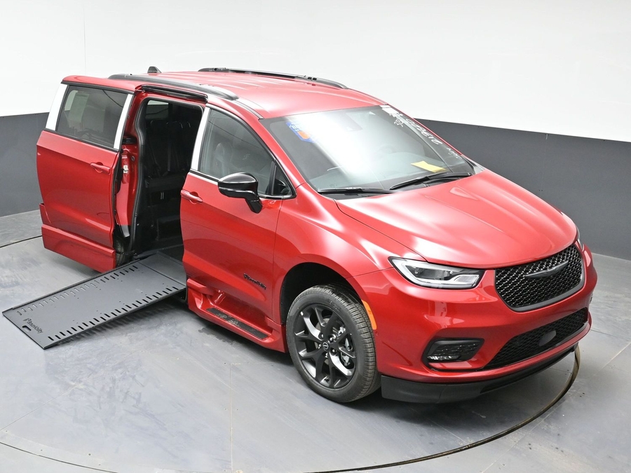 New 2026 Chrysler Pacifica Select Sport - BraunAbility Side Entry In Floor Automatic Ramp