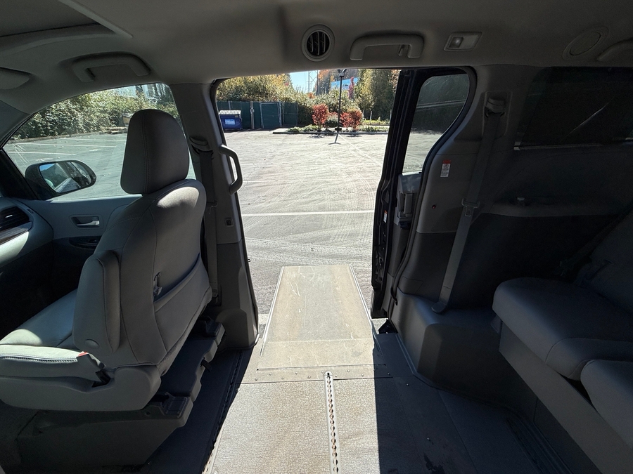Used 2018 Toyota Sienna XLE - VMI Side Entry In Floor Automatic Ramp