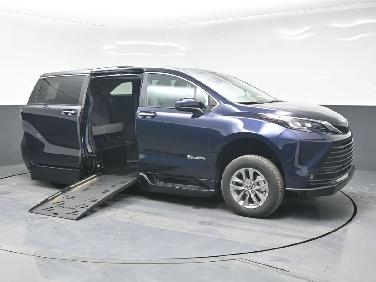 2025 Toyota Sienna XLE's photo