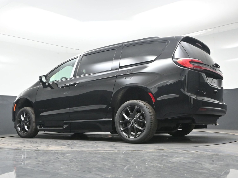 Black Chrysler Pacifica image number 18