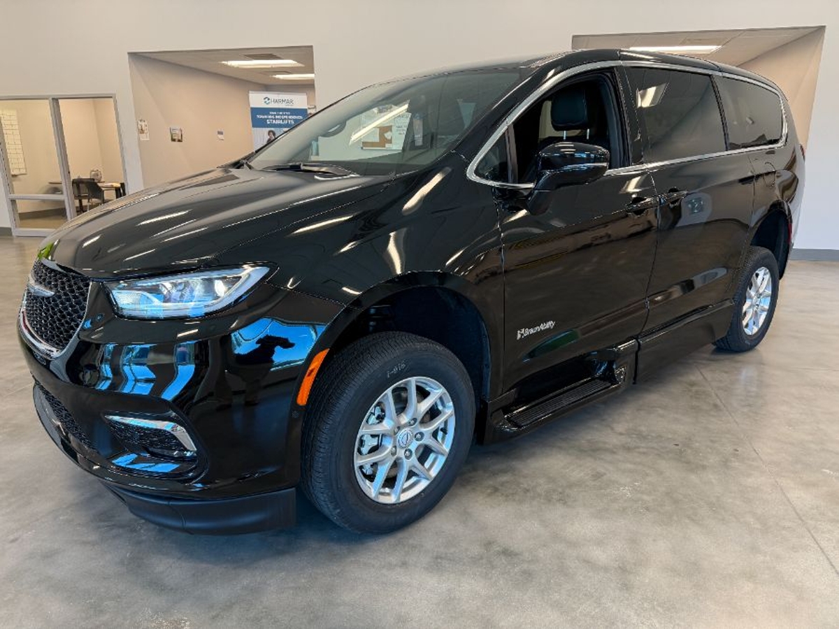 Black Chrysler Pacifica image number 6