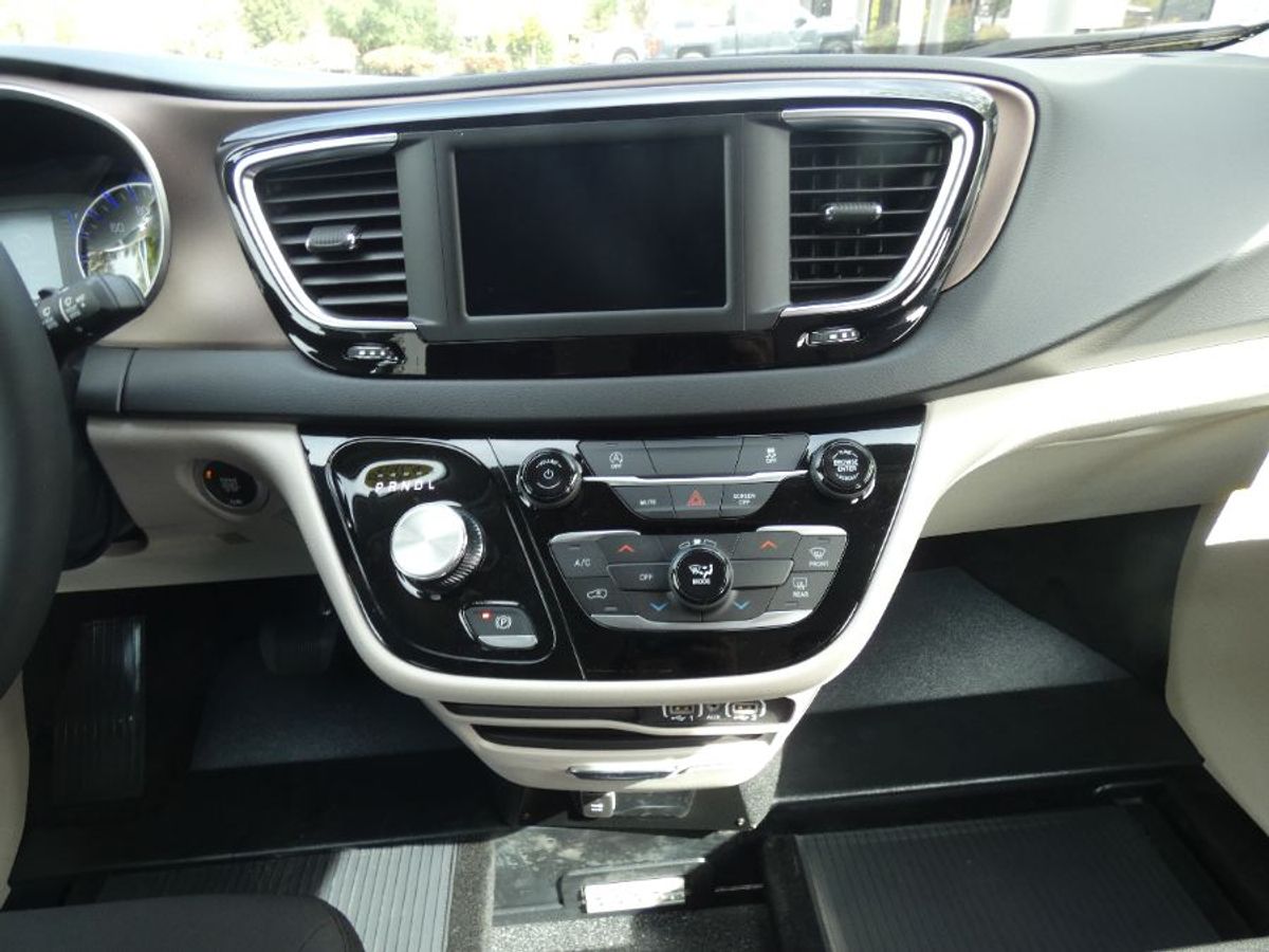 2024 CHRYSLER VOYAGER - Image 14