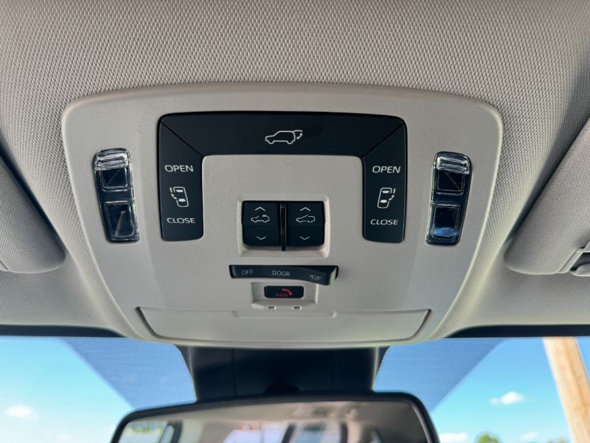 Silver Toyota Sienna image number 10