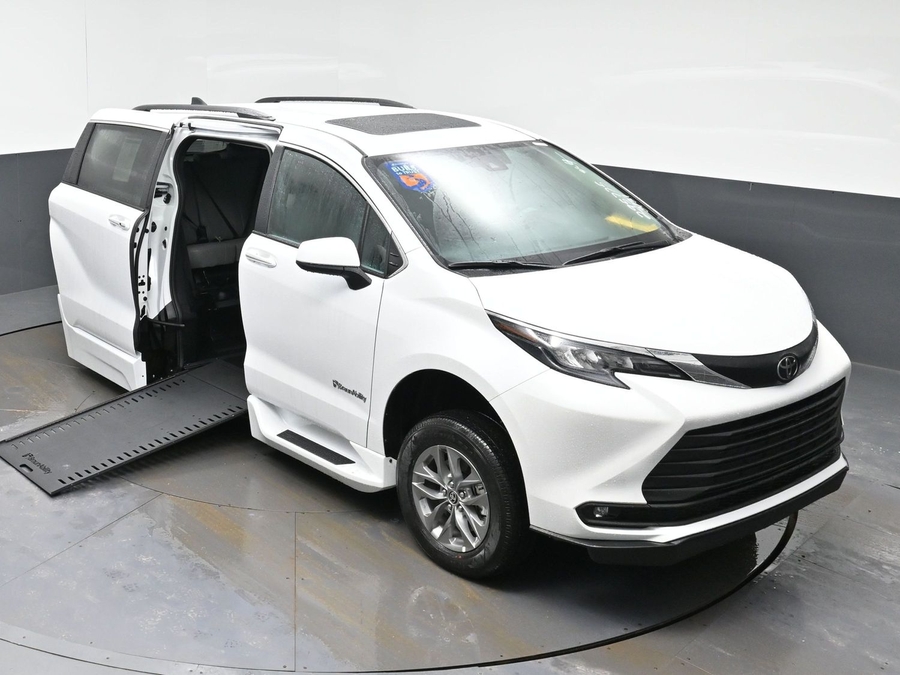 White Toyota Sienna image number 17