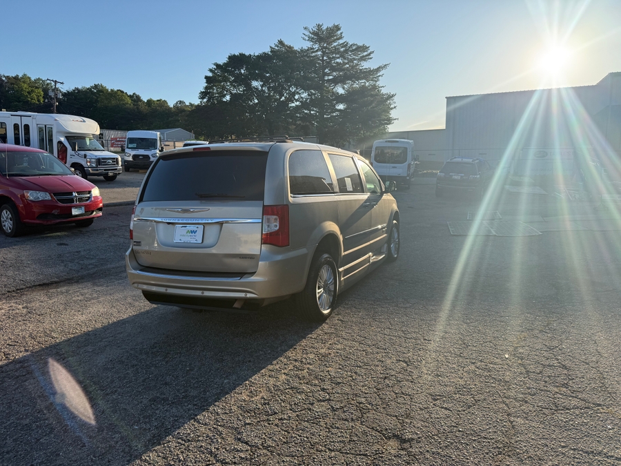  Chrysler Town and Country image number 12