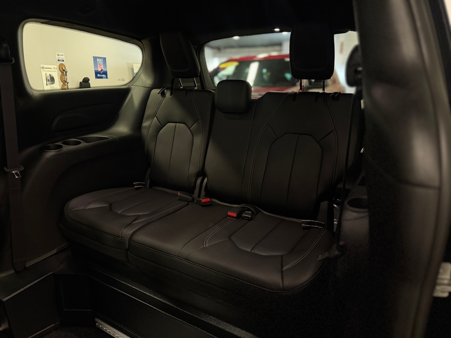 Black Chrysler Pacifica image number 10