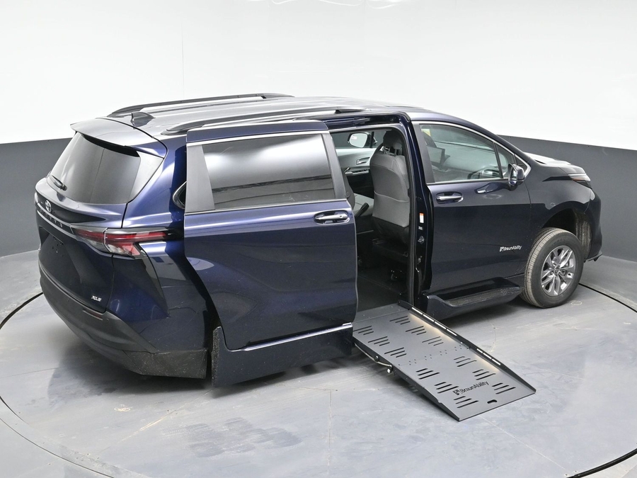 New 2026 Toyota Sienna Hybrid XLE Base - BraunAbility Side Entry Entry Fold Out Automatic Ramp