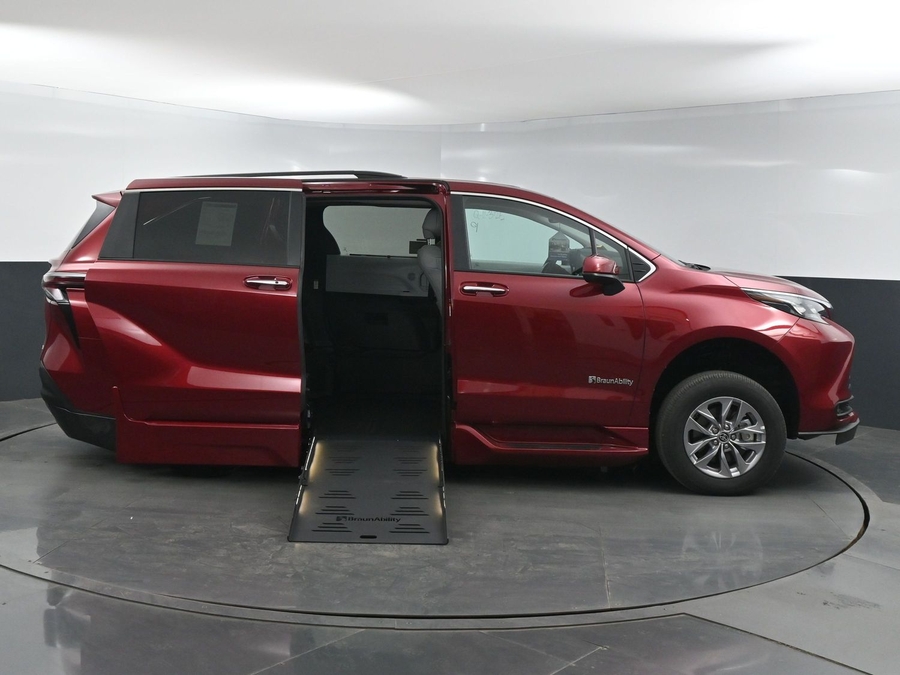 New 2025 Toyota Sienna Hybrid XLE Plus - BraunAbility Side Entry Entry Fold Out Automatic Ramp