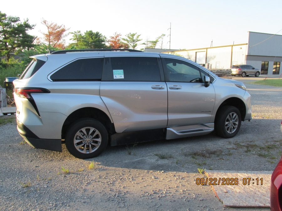 Silver Toyota Sienna image number 4