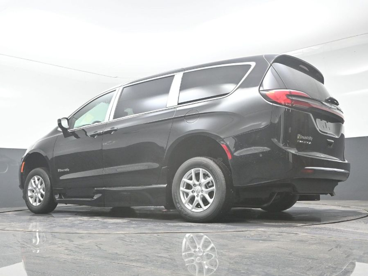 Black Chrysler Pacifica image number 11