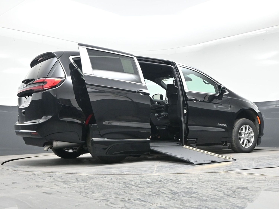 New 2026 Chrysler Pacifica Select Plus - BraunAbility Side Entry Entry In Floor Automatic Ramp