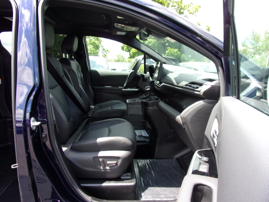 Blue Toyota Sienna image number 13