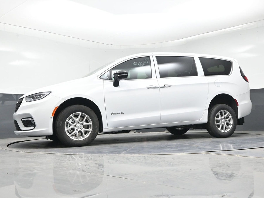 White Chrysler Pacifica image number 18