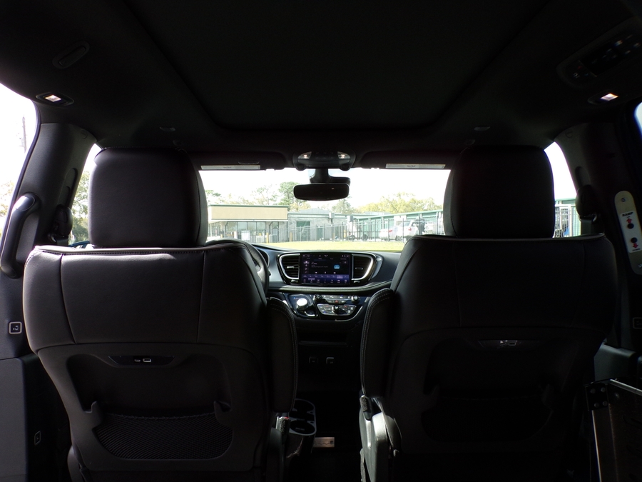 Blue Chrysler Pacifica image number 16