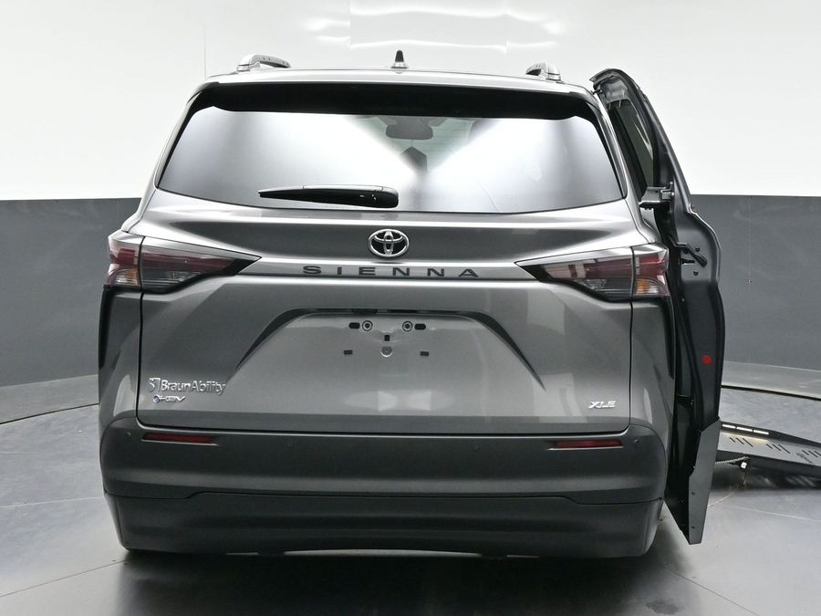 New 2026 Toyota Sienna Hybrid XLE Base - BraunAbility Side Entry Fold Out Automatic Ramp