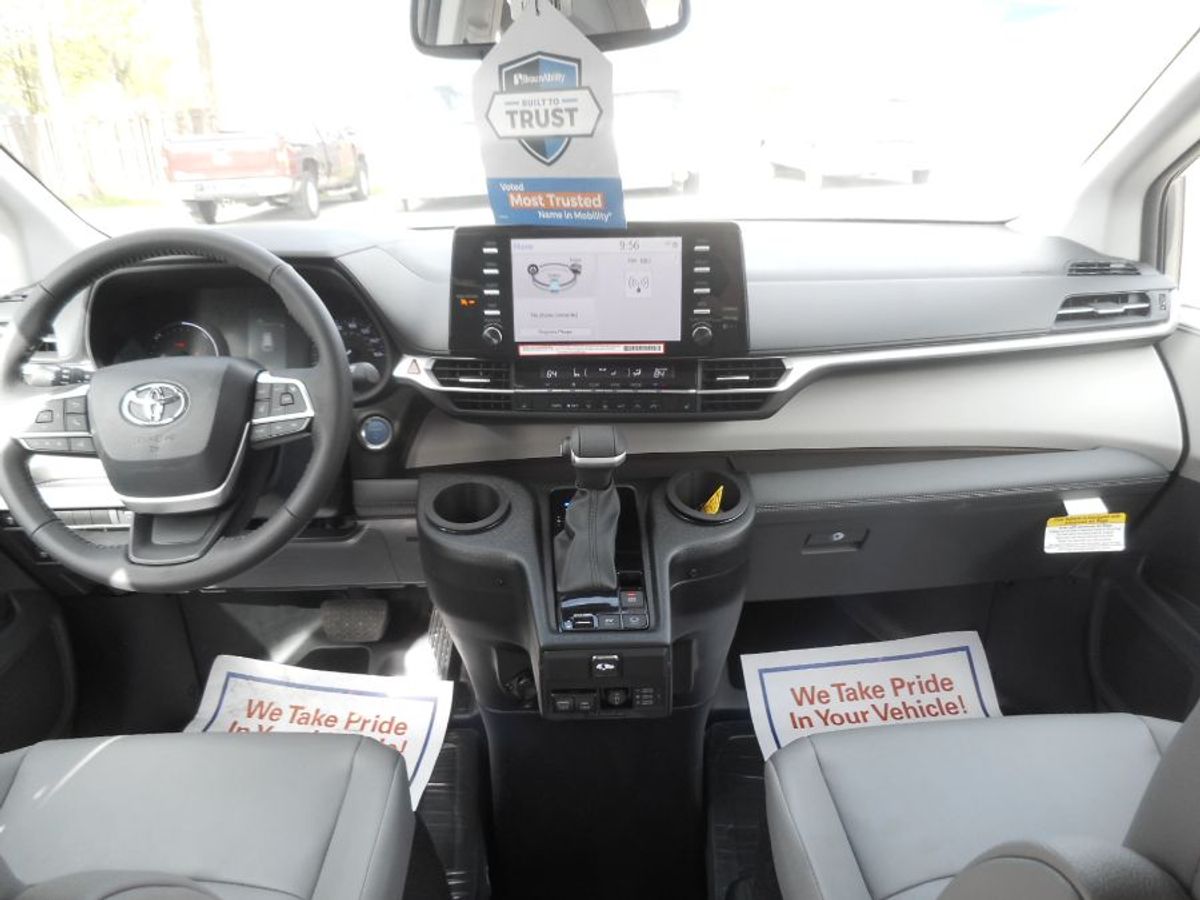 Grey Toyota Sienna image number 10