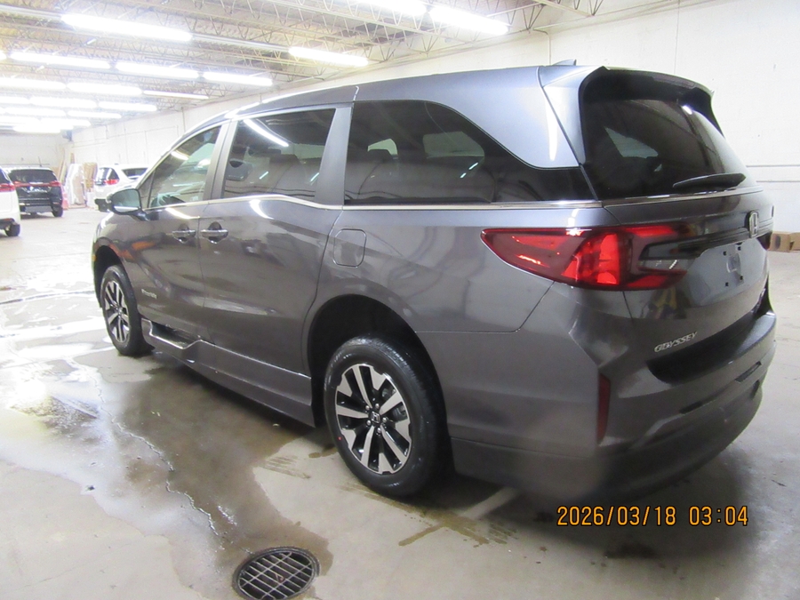 Grey Honda Odyssey image number 35