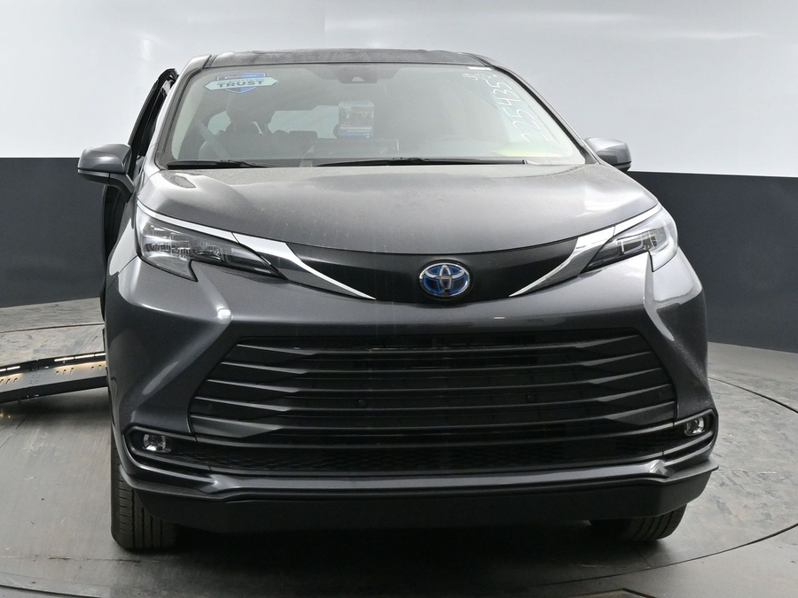 New 2025 Toyota Sienna Hybrid XLE Base - BraunAbility Side Entry Entry Fold Out Automatic Ramp