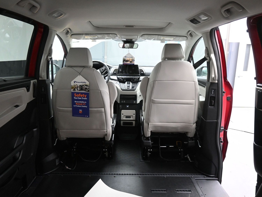 Red Honda Odyssey image number 19
