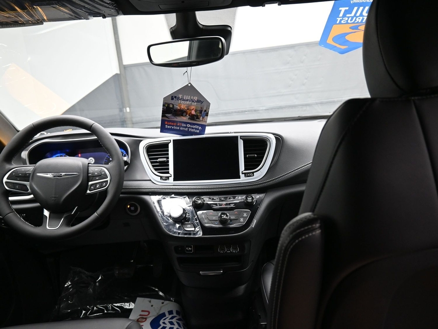 Black Chrysler Pacifica image number 10