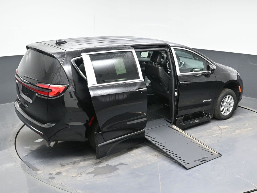 Black Chrysler Pacifica image number 25