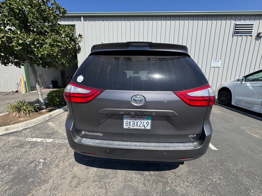 Grey Toyota Sienna image number 4