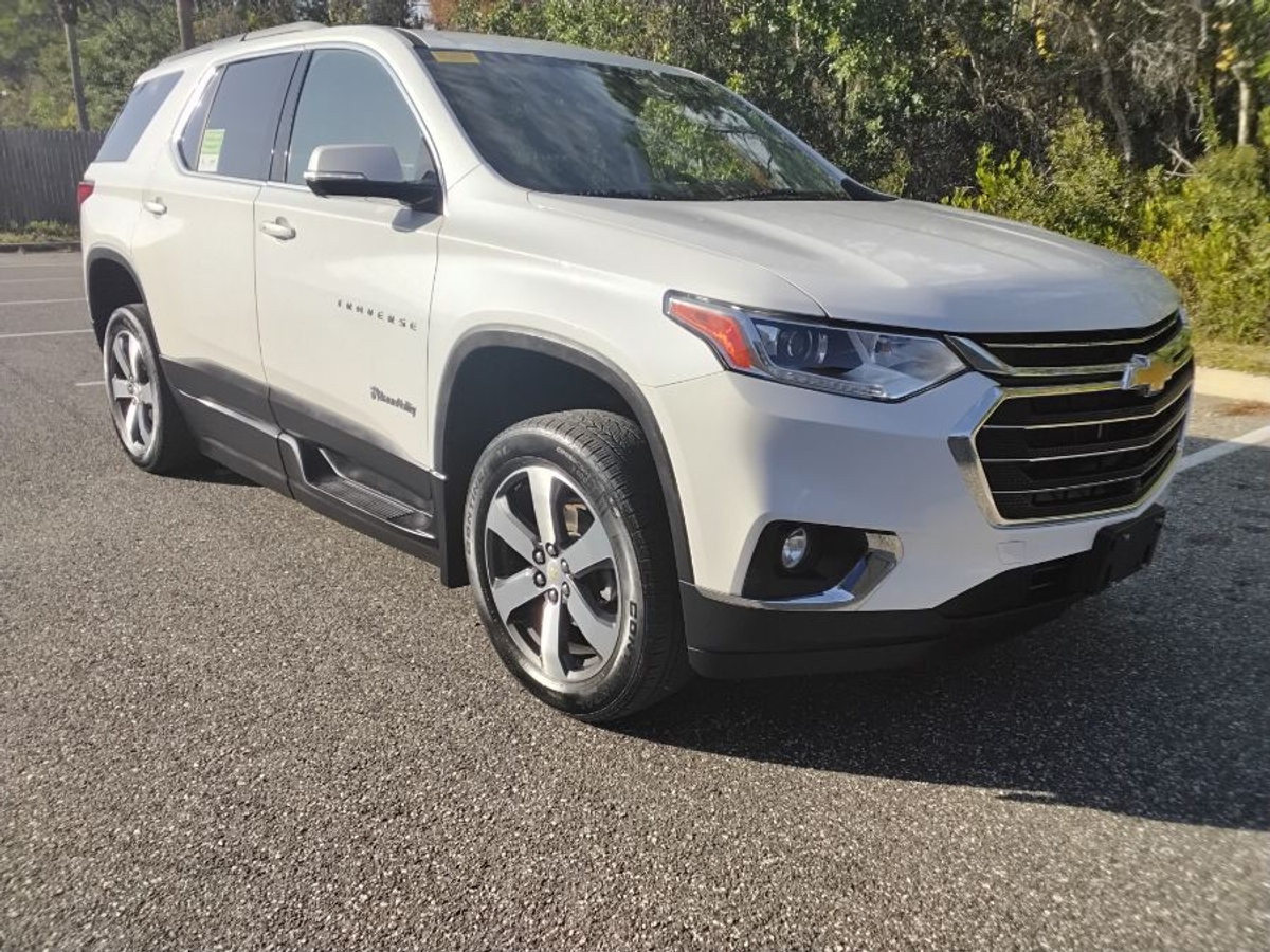 White Chevrolet Traverse image number 3