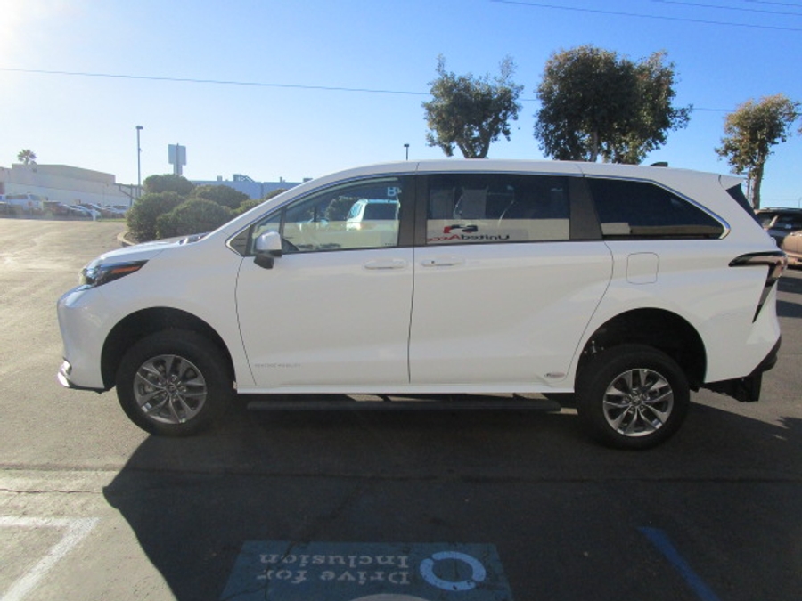 New 2026 Toyota Sienna Hybrid LE - Vantage Mobility Commercial Rear Entry Entry Fold Out Manual Ramp