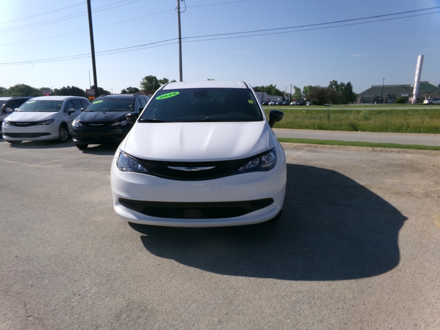 White Chrysler Voyager image number 4
