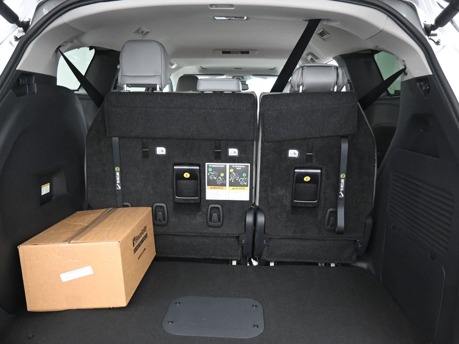 Grey Toyota Sienna image number 11
