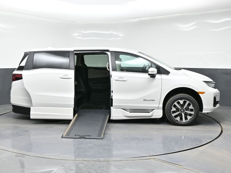 White Honda Odyssey image number 7