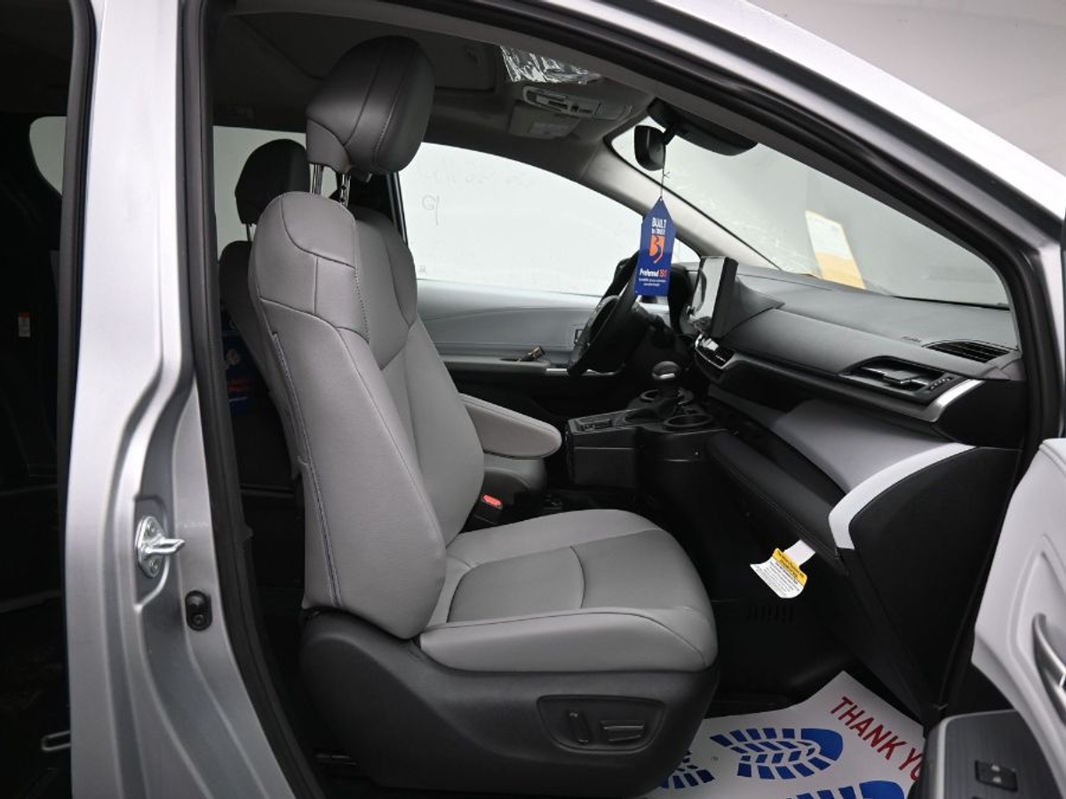 Silver Toyota Sienna image number 8