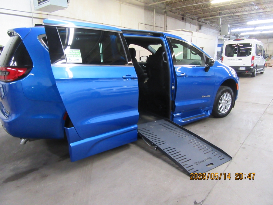 Blue Chrysler Pacifica image number 42