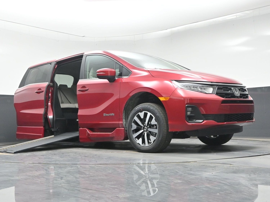 Red Honda Odyssey image number 16