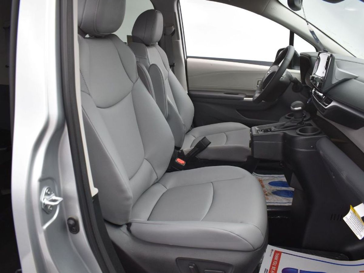Silver Toyota Sienna image number 8