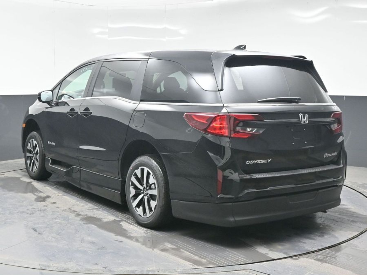 Black Honda Odyssey image number 5