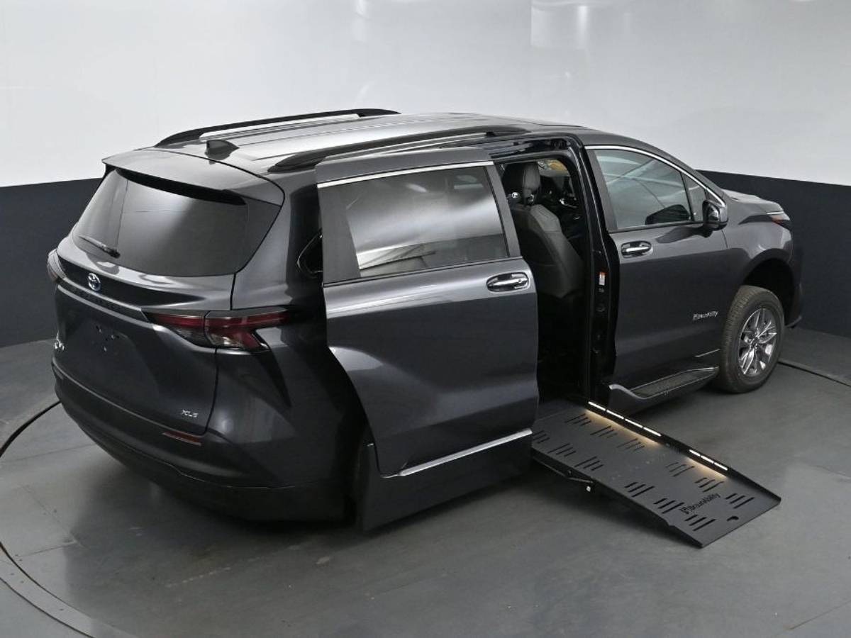 2025 TOYOTA SIENNA - Image 25