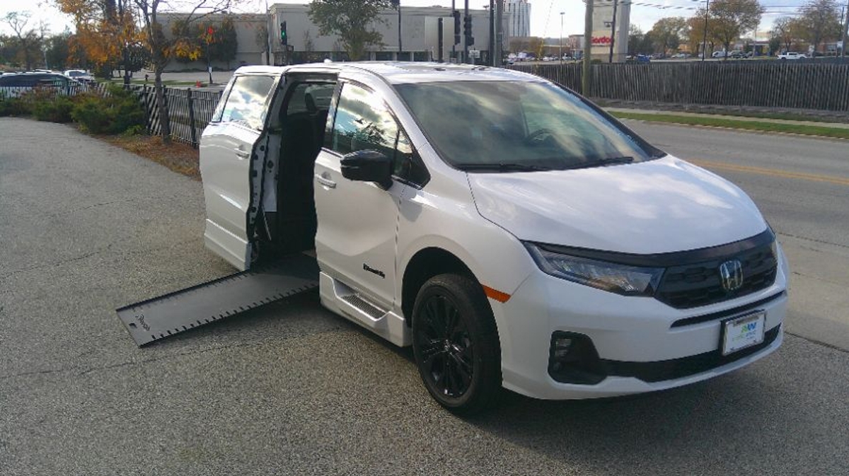 White Honda Odyssey image number 11