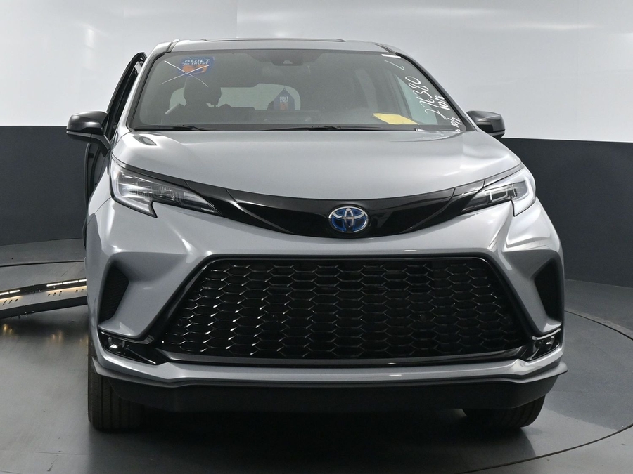 New 2025 Toyota Sienna Hybrid XSE Sport - BraunAbility Side Entry Entry Fold Out Automatic Ramp