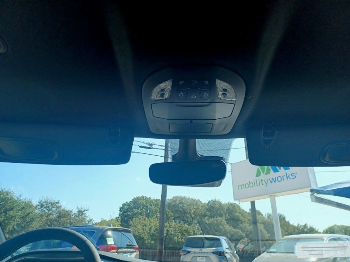 White Chrysler Pacifica image number 13