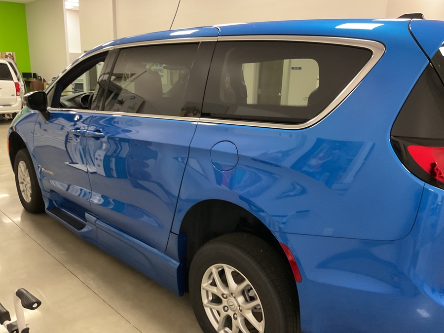 2026 Chrysler Pacifica Select's photo