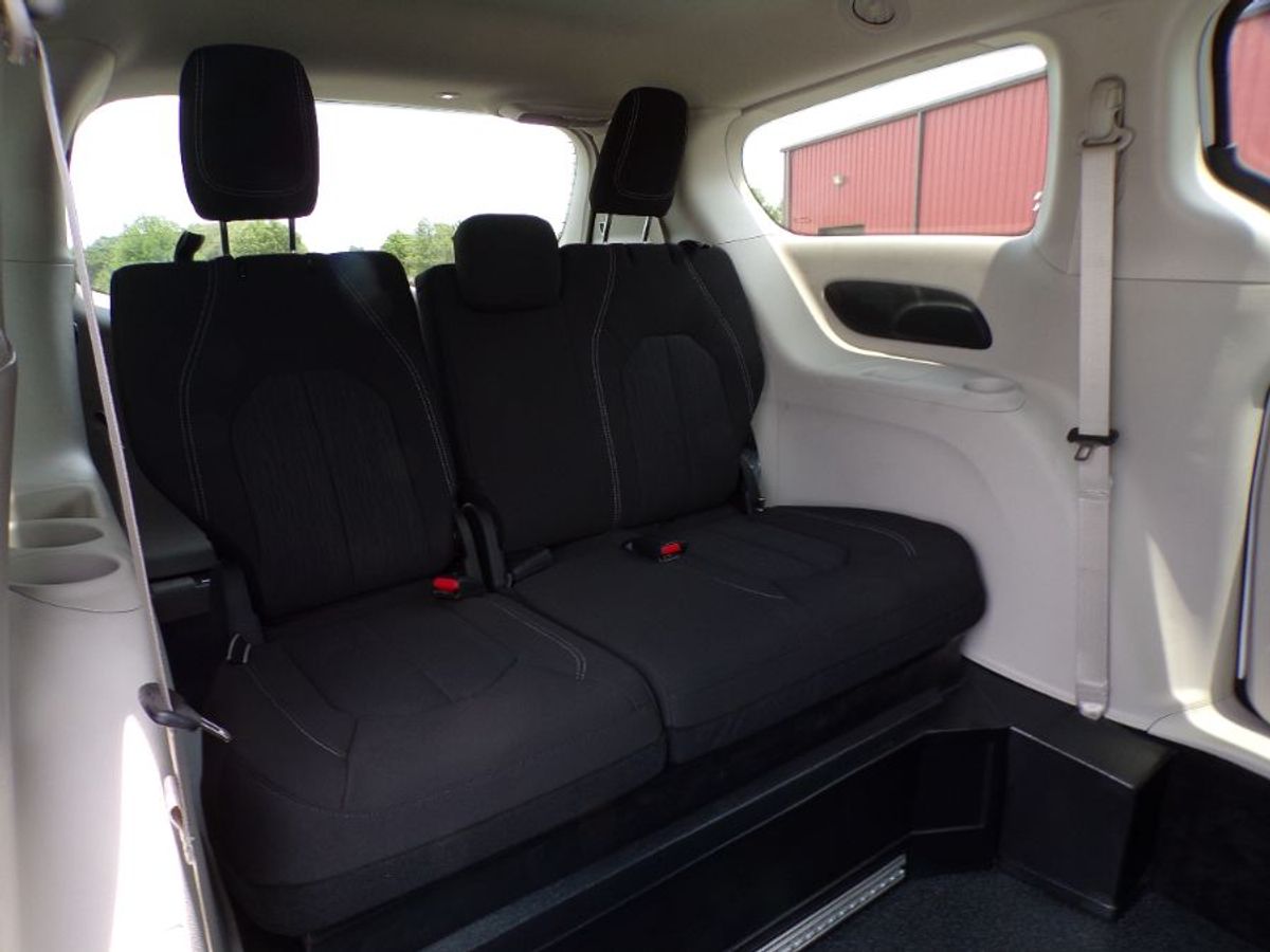 White Chrysler Voyager image number 11