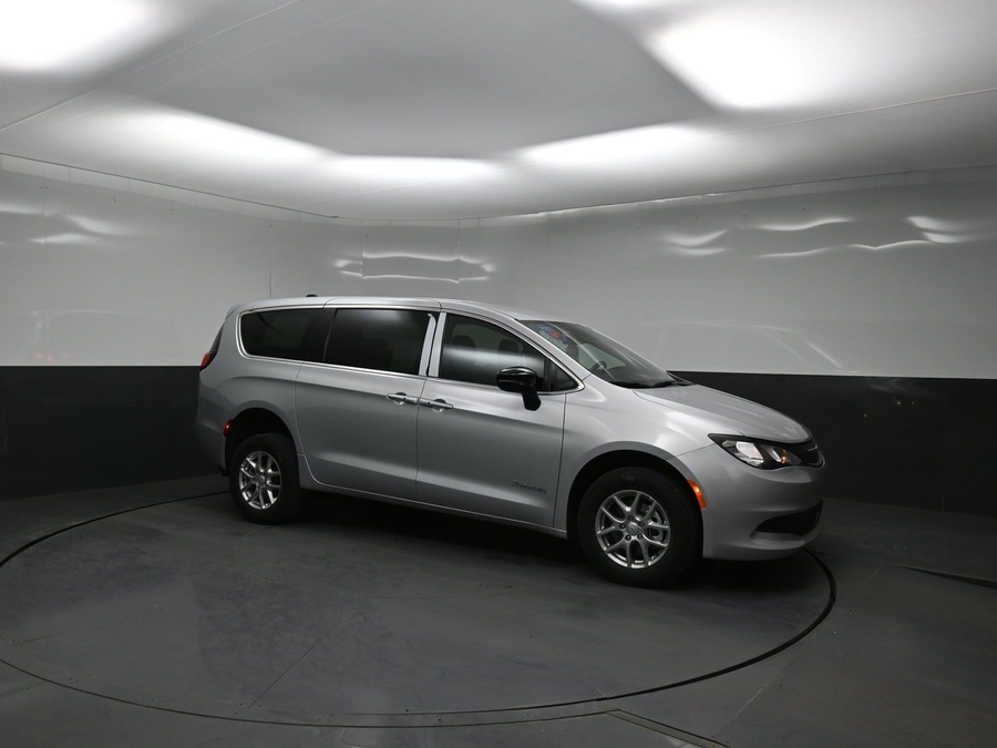 Silver Chrysler Voyager image number 16