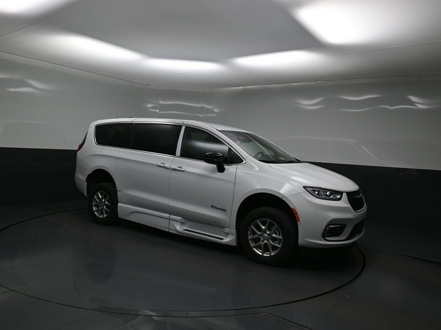 White Chrysler Pacifica image number 14