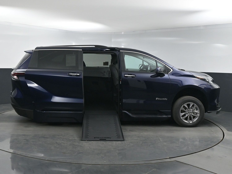New 2025 Toyota Sienna Hybrid XLE Plus - BraunAbility Side Entry Entry In Floor Automatic Ramp