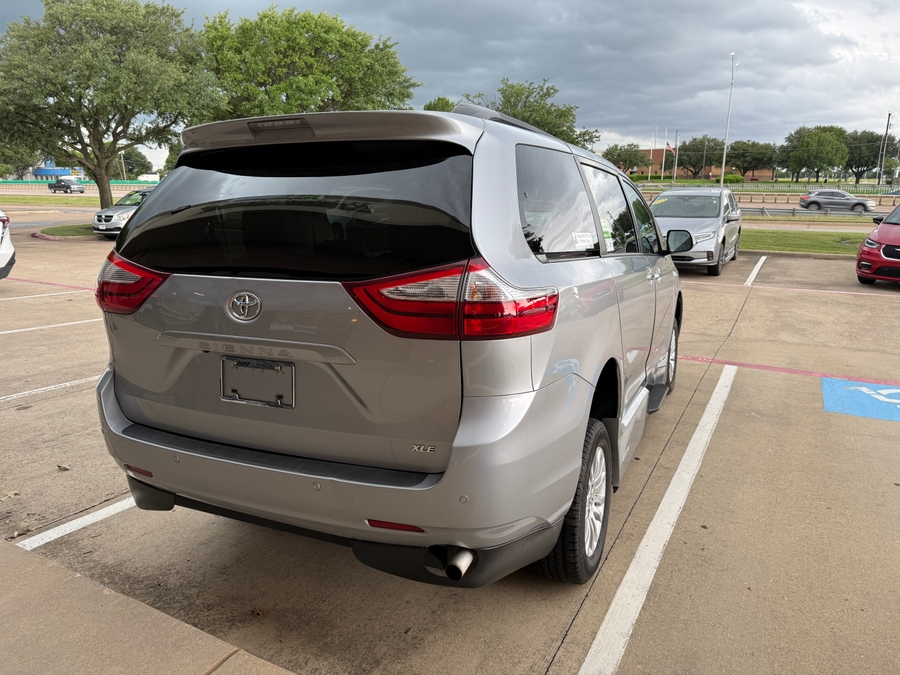 2017 Toyota Sienna XLE - Photo 18