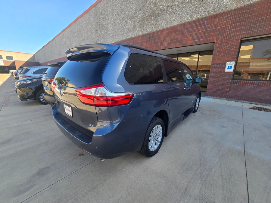 Used 2017 Toyota Sienna XLE - BraunAbility Side Entry Entry Fold Out Automatic Ramp