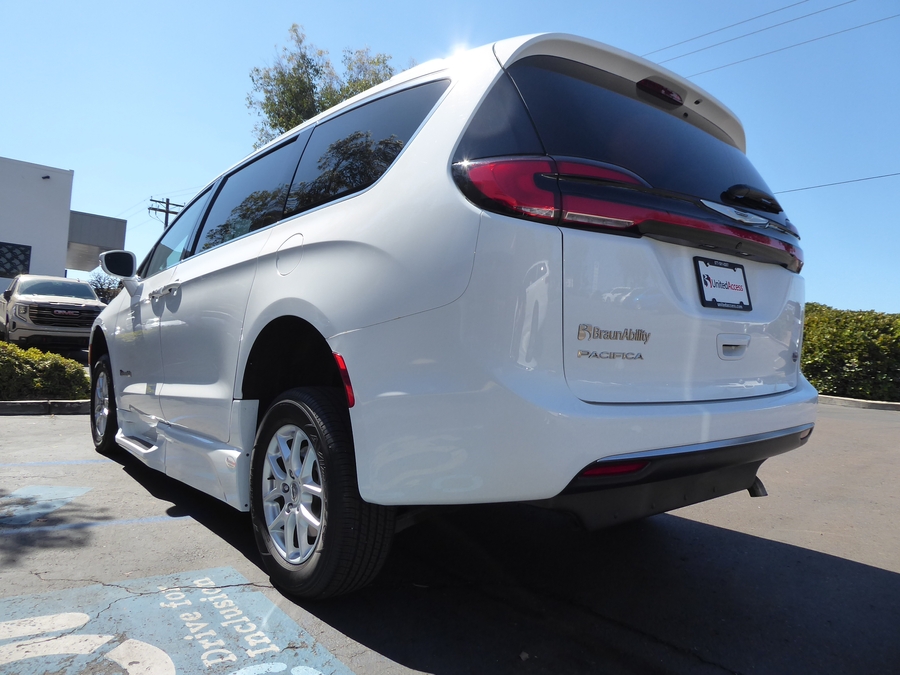 Used 2022 Chrysler Pacifica Touring L - BraunAbility Side Entry Fold Out Automatic Ramp