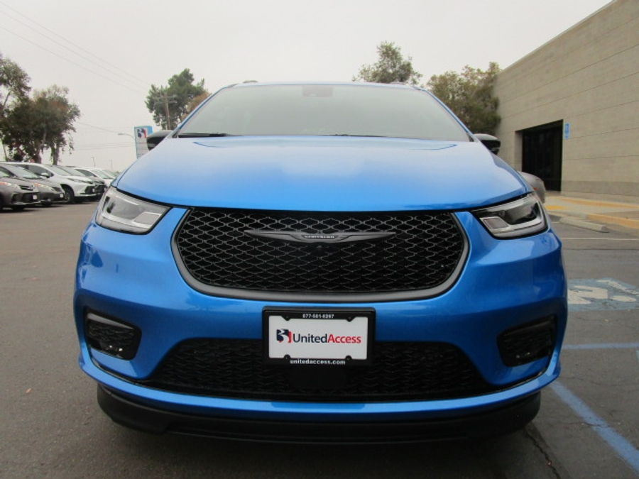 New 2026 Chrysler Pacifica Select Sport - BraunAbility Side Entry Fold Out Automatic Ramp