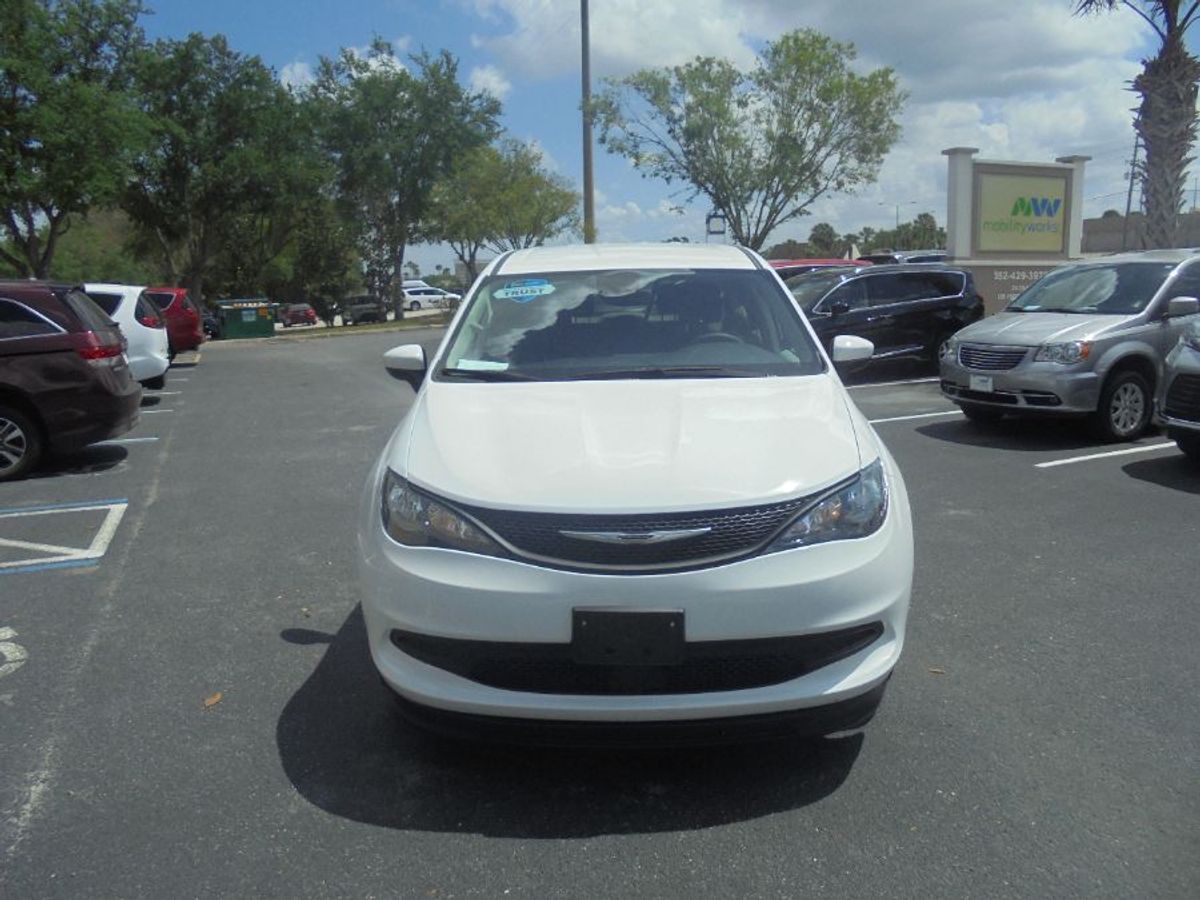 White Chrysler Voyager image number 1